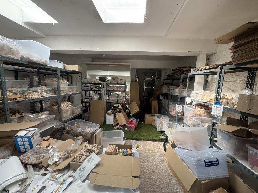 Lot: 28 - VACANT COMMERCIAL UNIT ARRANGED OVER THREE FLOORS AND SEPARATE WORKSHOP UNIT - Internal of workshop unit
